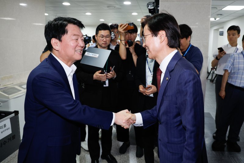 안철수 국민의힘 의원(왼쪽)이 지난 달 21일서울 여의도 국회 소통관에서 현안 기자회견을 마친 뒤 당대표 출마 선언을 앞둔 라이트닝 바카라 사이트 의원과 악수하고 있다. 2025.7.21/뉴스1 ⓒ News1 안은나 기자