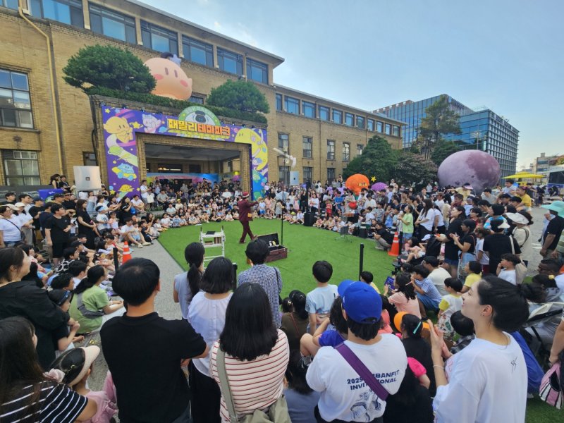 [대전=뉴시스]옛 충남도청사에 마련된 바카라사이트 캡틴서 관람객을 위한 공연이 펼쳐지고 있다. 2025. 08. 17 photo@newsis.com *재판매 및 DB 금지