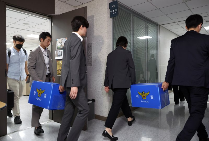 [서울=뉴시스] 김금보 기자 = 서울경찰청 금융범죄수사대 직원들이 지난 11일 오후 서울 여의도 국회 의원회관 바카라사이트 소울카지노 무소속 의원실에서 압수품을 들고 나오고 있다. 이 의원은 주식 차명거래 의혹 등을 받고 있다. 2025.08.11. kgb@newsis.com
