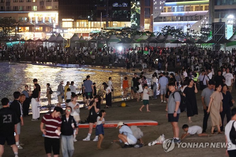 광안리서 무더위 식히는 시민, 관광객들 (출처=연합뉴스)