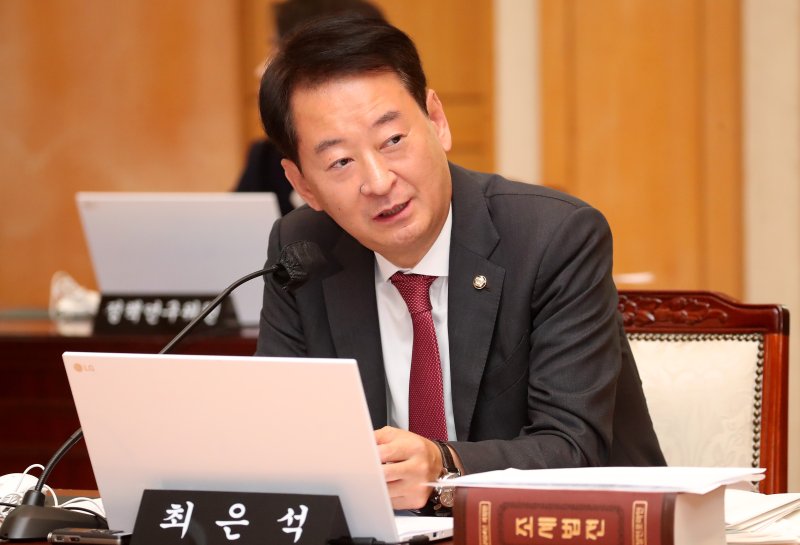 최은석 국민의힘 의원이 24일 오전 대구 중구 한국은행 대구경북본부에서 열린 국회 기획재정위원회의 대구지방국세청, 대구본부세관, 대구지방조달청, 동북지방통계청, 한국은행 대구경북본부·포항본부에 대한 2024년도 스피드 바카라 사이트감사에서 질의하고 있다. 2024.10.24/스피드 바카라 사이트1 ⓒ News1 공정식 기자