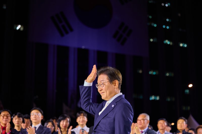 이재명 대통령이 지난 15일 서울 세종대로 광화문광장에서 열린 '광복 80년, 국민 주권으로 미래를 세우다' 제21대 대통령 국민 임명식에서 손 들어 인사하고 있다. (이재명 대통령 SNS. 재판매 및 DB 금지) 2025.8.16/뉴스1 ⓒ News1 허경 기자