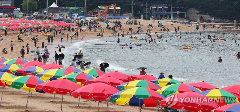 을왕리해수욕장 막바지 피서객들 (출처=연합뉴스)