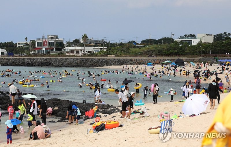 막바지 피서 한창 (출처=연합뉴스)