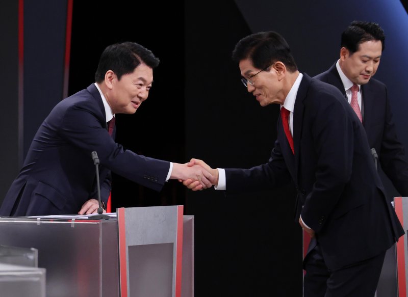 안철수(왼쪽), 김문수 국민의힘 당대표 후보가 17일 오후 서울 영등포구 KBS에서 열린 2차 방송 토론회에 참석해 악수하고 있다. 2025.8.17/뉴스1 ⓒ News1 국회사진기자단