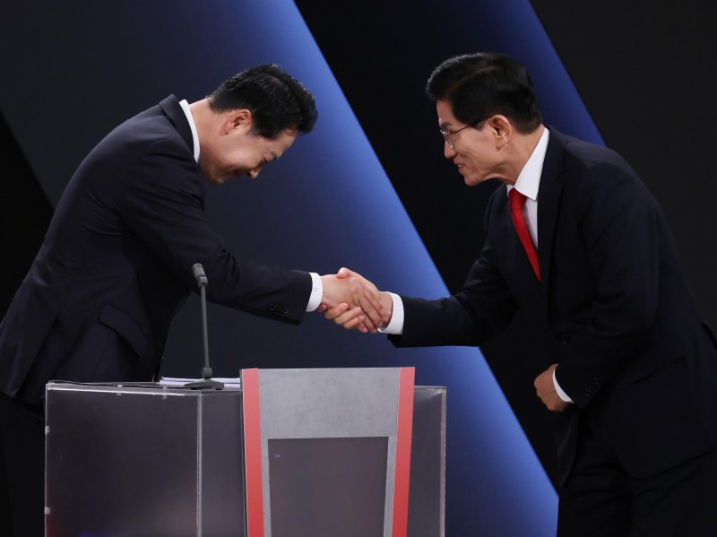 장동혁(왼쪽), 김문수 국민의힘 당대표 후보가 17일 오후 서울 영등포구 KBS에서 열린 2차 방송 토론회에 참석해 악수하고 있다. 2025.8.17/뉴스1 ⓒ News1 국회사진기자단