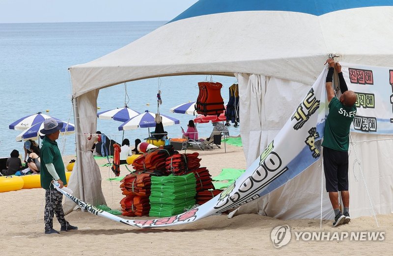 경포해수욕장 폐장…현수막 제거하는 상인 (출처=연합뉴스)