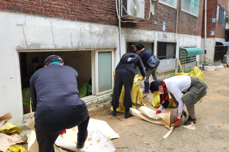 [인천=뉴시스] 인천 서구 한 주택가에서 수해 피해 복구 지원에 나선 인력들이 폐기물을 정리하고 있다. (사진=서구 제공) 2025.08.17. photo@newsis.com