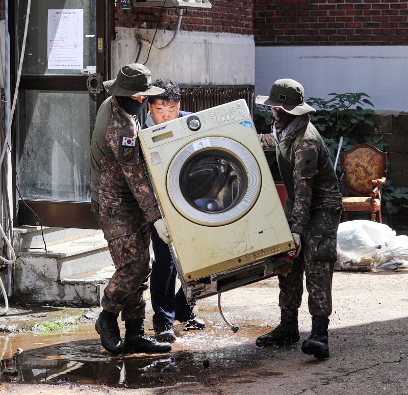 [인천=뉴시스] 육군 제17보병사단 장병들이 인천 서구 석남동에서 침수 피해 가정의 가전집기류를 정리하고 있다. (사진=17사단 제공) 2025.08.17. photo@newsis.com