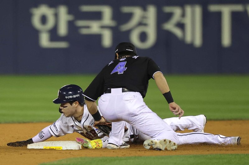 [서울=뉴시스] 정병혁 기자 = 2일 서울 송파구 잠실야구장에서 열린 2024 KBO 포스트시즌 와일드카드 결정 1차전 kt 위즈와 두산 베어스의 경기, 3회말 1사 1루 상황 두산 김재호 타석 때 1루 주자 조수행이 2루로 도루에 성공하고 있다. 2024.10.02. jhope@newsis.com