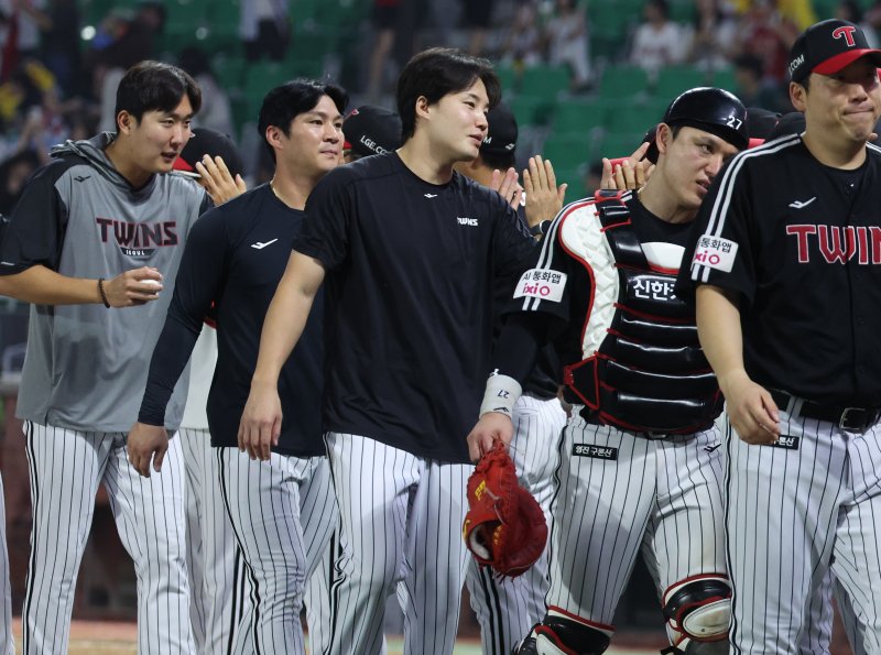[인천=뉴시스] 황준선 기자 = 17일 인천 미추홀구 SSG랜더스필드에서 열린 2025 KBO리그 LG 트윈스와 SSG 랜더스의 경기, [인천=뉴시스] 황준선 기자 = 17일 인천 미추홀구 SSG랜더스필드에서 열린 2025 KBO리그 LG 트윈스와 SSG 랜더스의 경기, 6-1로 승리한 LG 임찬규를 비롯한 선수들이 자축하고 있다. 2025.08.17. hwang@newsis.com