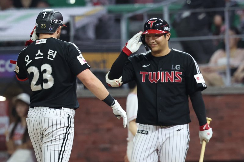 [인천=뉴시스] 황준선 기자 = 17일 인천 미추홀구 SSG랜더스필드에서 열린 2025 KBO리그 LG 트윈스와 SSG 랜더스의 경기, 8회 초 무사 주자 없는 상황 LG 오스틴이 솔로 홈런을 친 뒤 문보경과 기쁨을 나누고 있다. 2025.08.17. hwang@newsis.com