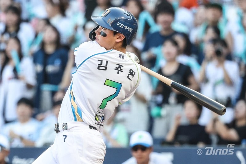 [서울=뉴시스] 김주원이 16일 창원NC파크에서 열린 2025 신한 쏠뱅크 KBO리그 한화 이글스와의 경기에서 안타를 치고 있다. (사진=NC 다이노스 제공) 2025.08.16. *재판매 및 DB 금지