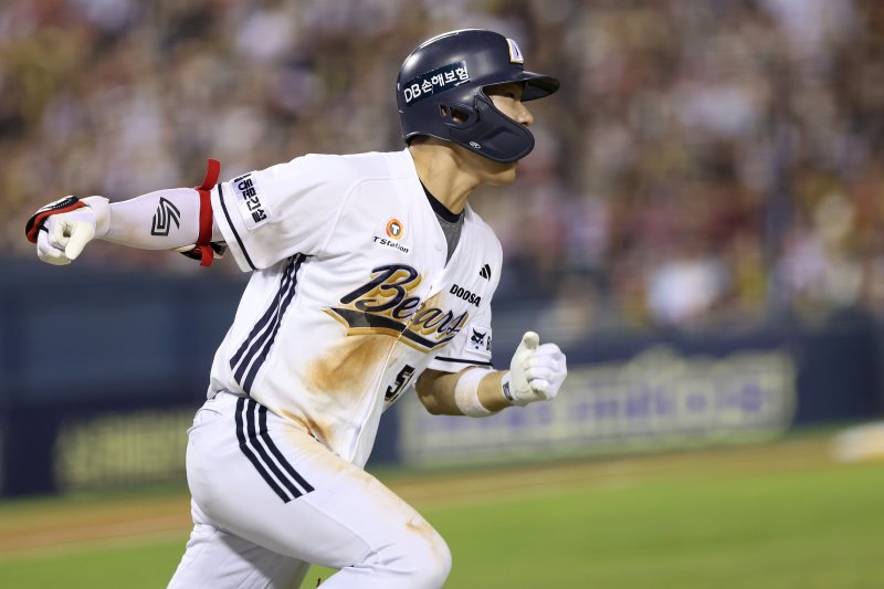 [서울=뉴시스] 프로야구 두산 베어스 조수행이 17일 서울 잠실구장에서 열린 2025 신한 쏠뱅크 KBO리그 KIA 타이거즈와의 경기에서 역전 안타를 친 뒤 포효하고 있다. (사진=두산 베어스 제공) 2025.08.17. *재판매 및 DB 금지