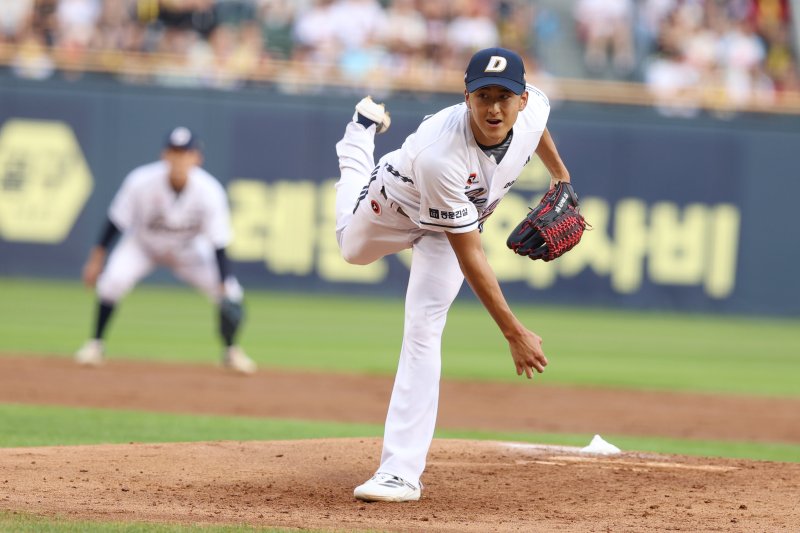 [서울=뉴시스] 프로야구 두산 베어스 제환유가 17일 서울 잠실구장에서 열린 2025 신한 쏠뱅크 KBO리그 KIA 타이거즈와의 경기에 선발 등판해 공을 던지고 있다. (사진=두산 베어스 제공) 2025.08.17. *재판매 및 DB 금지
