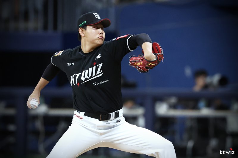 [서울=뉴시스] 프로야구 KT 위즈 소형준이 15일 서울 고척스카이돔에서 열린 2025 신한 쏠뱅크 KBO리그 키움 히어로즈와의 경기에 불펜 등판해 공을 던지고 있다. (사진=KT 위즈 제공) 2025.08.15. *재판매 및 DB 금지