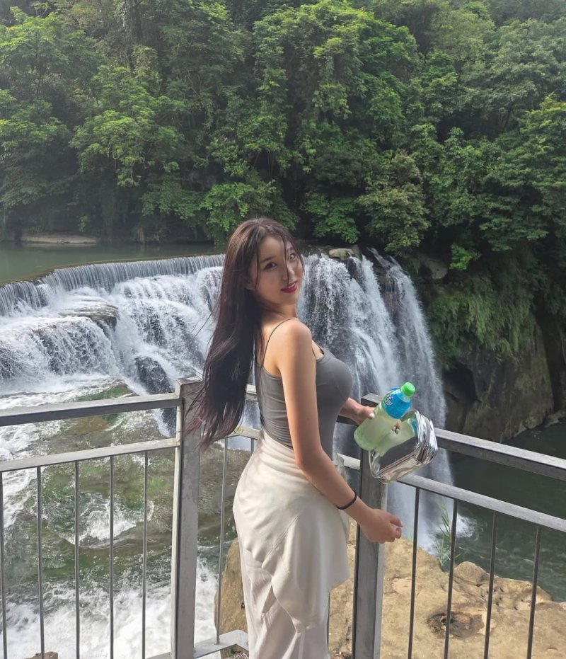 치어리더 김현영, 딱 달라붙은 상의…'꽉 찬 볼륨감'