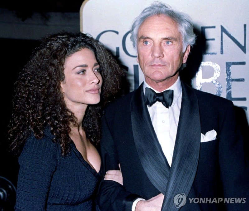 1995년 한 여성과 함께 골든글로브 시상식 참석한 테런스 스탬프 (출처=연합뉴스)