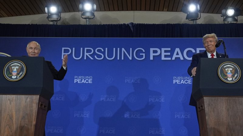 [앵커리지=AP/뉴시스] 도널드 트럼프(오른쪽) 미국 대통령과 블라디미르 푸틴 러시아 대통령이 지난 15일(현지 시간) 미 알래스카주 앵커리지의 앨먼도프-리처드슨 합동군사기지에서 회담 후 공동 기자회견하고 있다. 2025.08.18.