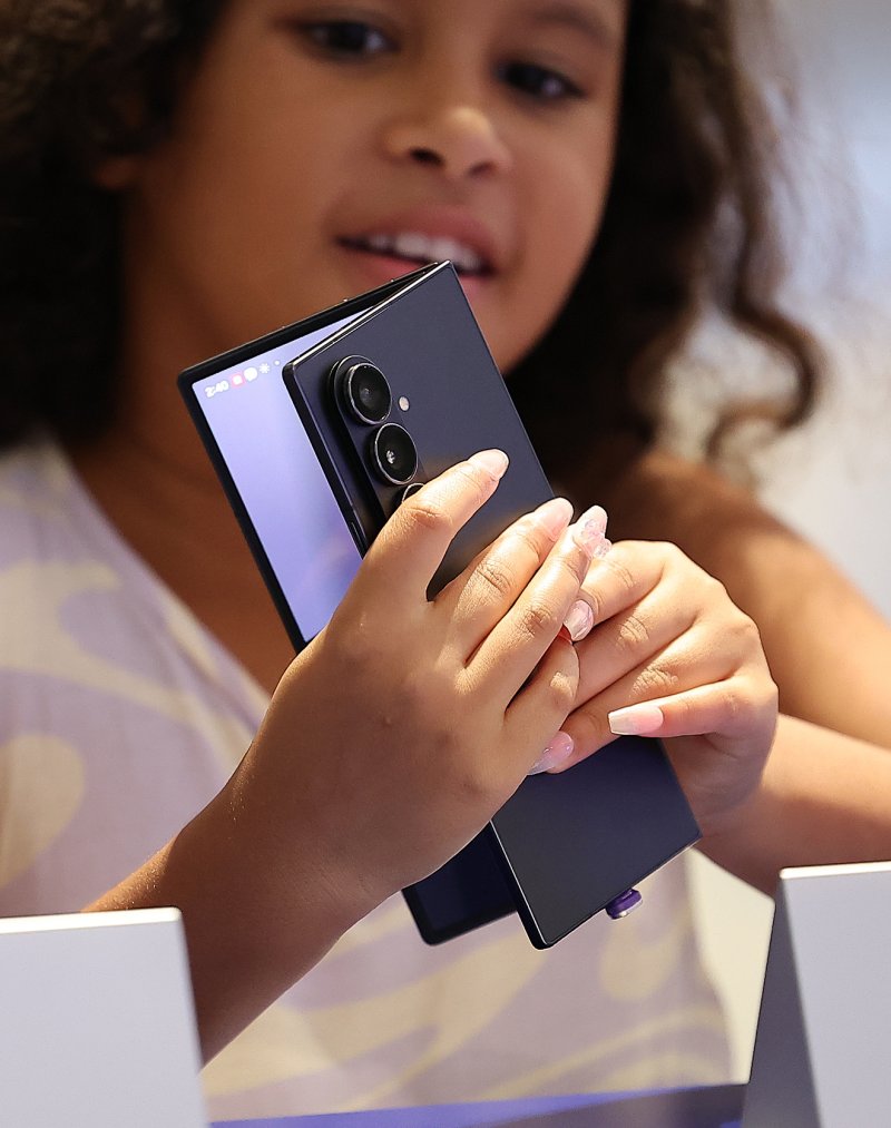 23일 서울 영등포구 여의도 더현대 서울에 마련된 갤럭시 스튜디오에서 한 외국인 어린이가 진열된 갤럭시Z 폴드7을 살펴보고 있다. 2025.7.23/뉴스1 ⓒ News1 김진환 기자