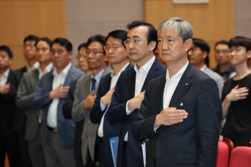 이찬진 신임 금융감독원장이 14일 오후 서울 여의도 금융감독원에서 열린 취임식에서 국민의례를 하고 있다. 2025.8.14/뉴스1 ⓒ News1 이승배 기자