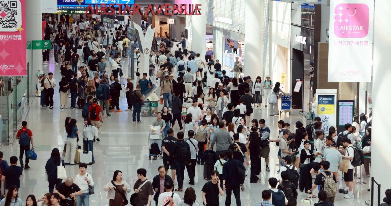 현충일 연휴가 시작된 지난 6월 6일 오전 인천국제공항 제1터미널 면세점이 관광객들로 붐비고 있다.2025.6.6/뉴스1 ⓒ News1 김진환 기자
