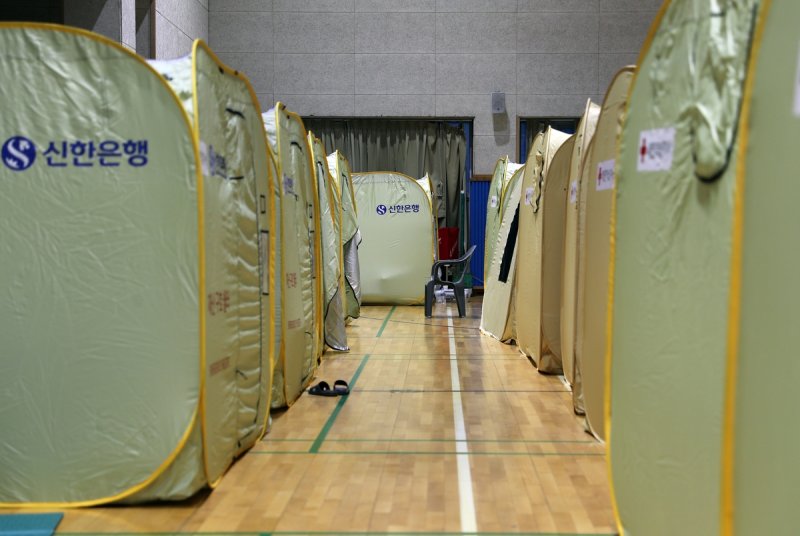 충남 예산 삽교중 임시대피소 (출처=연합뉴스)