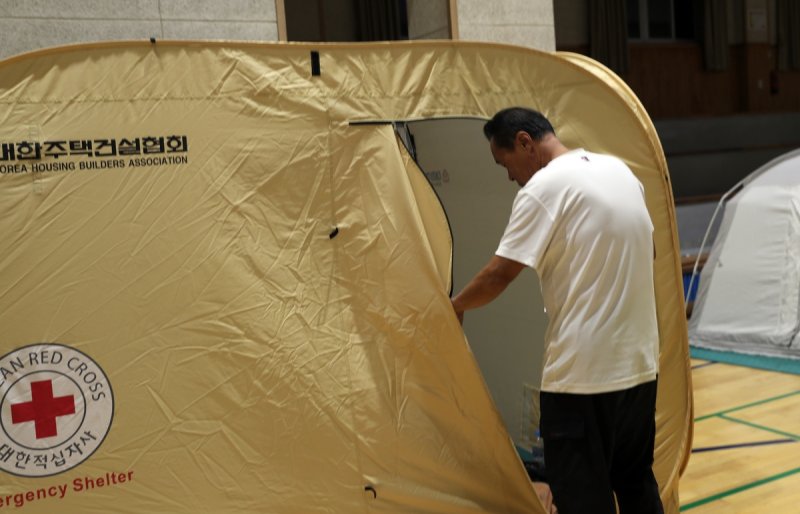 충남 예산 삽교중 임시대피소 (출처=연합뉴스)