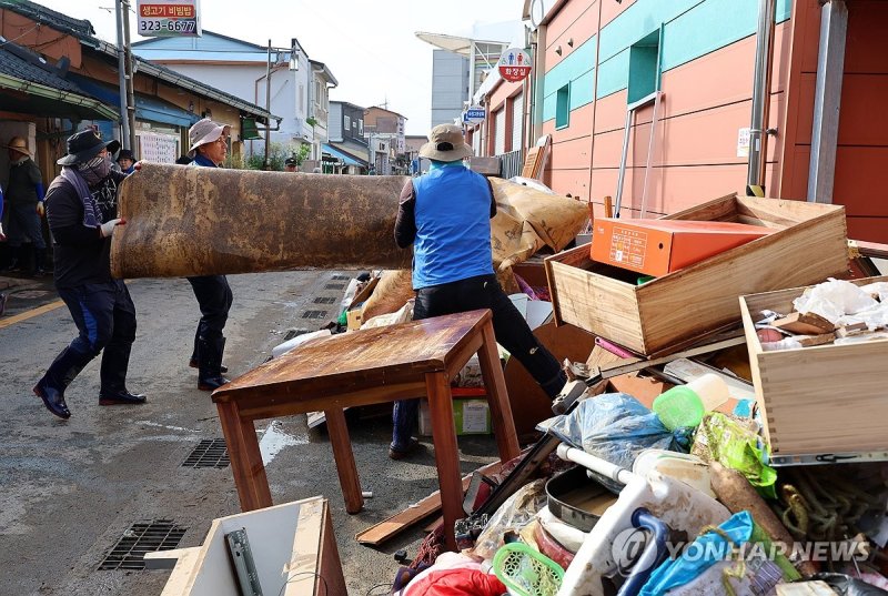 피해 복구 자원봉사자들 (출처=연합뉴스)
