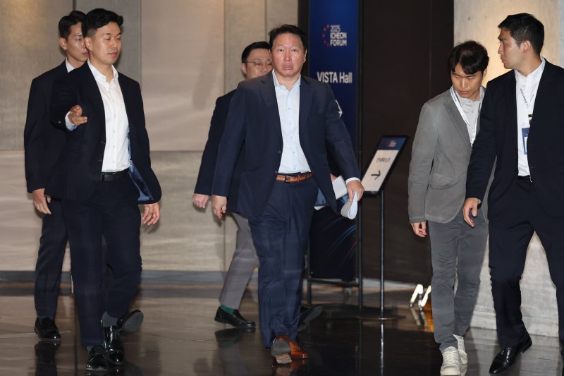 [서울=뉴시스] 권창회 기자 = 최태원 SK그룹 회장이 18일 오전 서울 광진구 워커힐호텔에서 열린 2025이천포럼에 참석하고 있다. 2025.08.18. kch0523@newsis.com