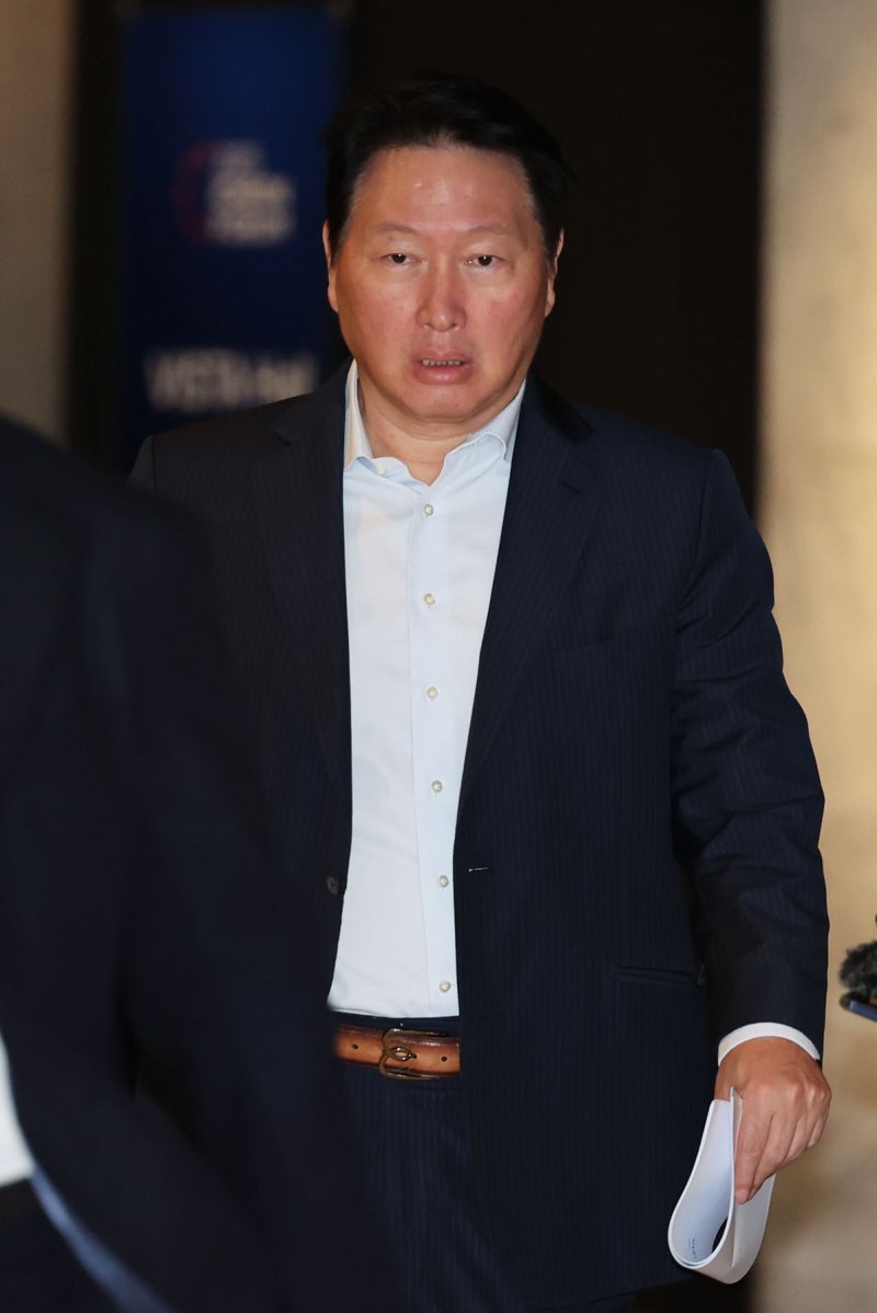 [서울=뉴시스] 권창회 기자 = 최태원 SK그룹 회장이 18일 오전 서울 광진구 워커힐호텔에서 열린 2025이천포럼에 참석하고 있다. 2025.08.18. kch0523@newsis.com