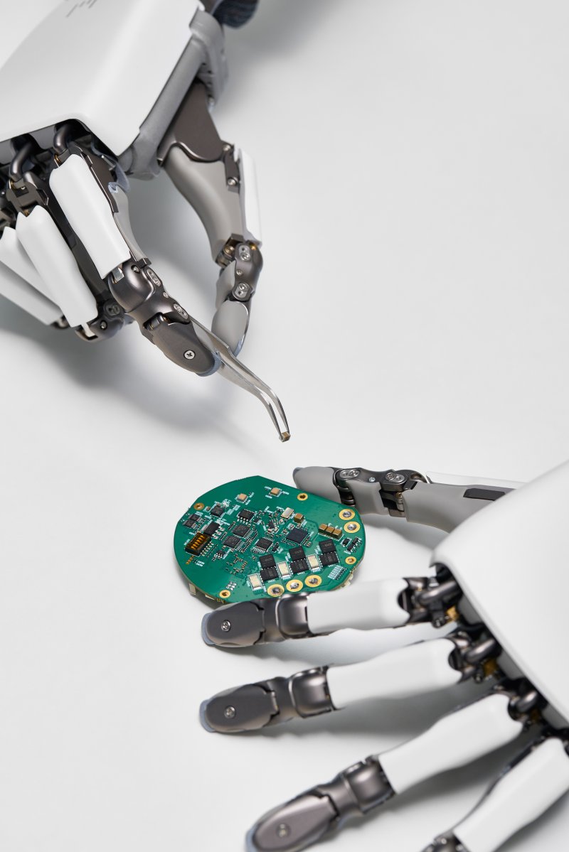 위로보틱스의 첫 범용 휴머노이드 로봇 '알렉스'가 고정밀 작업을 수행하고 있다.(위로보틱스 제공)