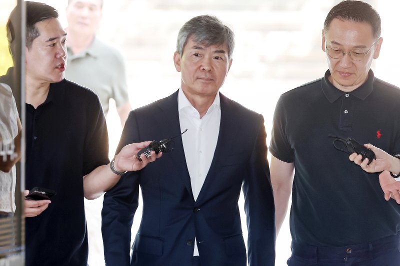 '도이치모터스 주가조작 사건' 당시 김건희 여사의 계좌를 관리한 것으로 알려진 이종호 전 블랙펄인베스트 대표(가운데). 2025.8.5/뉴스1 ⓒ News1 민경석 기자