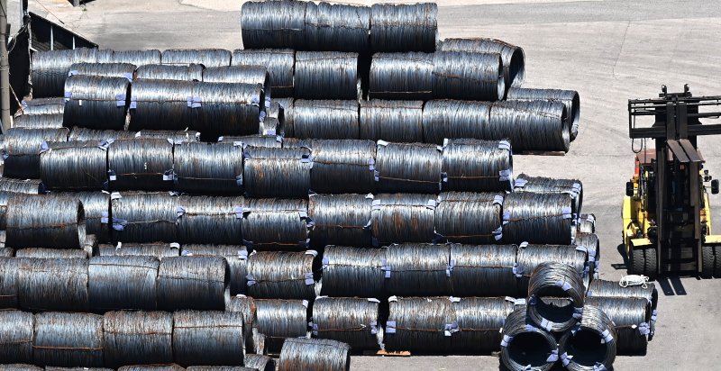 [평택=뉴시스] 김종택 기자 = 4일 경기 평택시 포승읍 평택항 수출 야적장에 철강 제품이 쌓여있는 모습. 2025.06.04. jtk@newsis.com