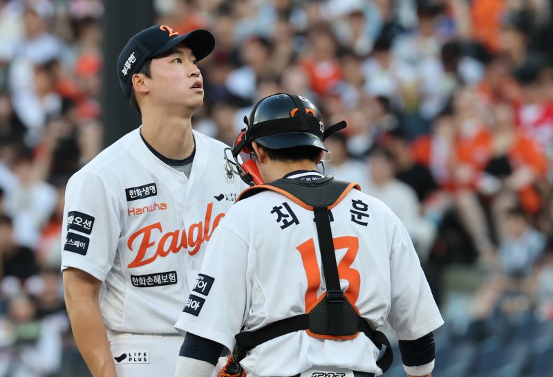 9일 오후 대전 한화생명 볼파크에서 열린 프로야구 '2025 신한 SOL뱅크 KBO 리그' 기아 타이거즈와 한화 이글스 경기에서 한화 선발투수 엄상백이 실점 위기 상황에 최재훈 포수와 논의하고 있다. 2025.7.9/뉴스1 ⓒ News1 김기태 기자
