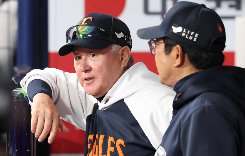 한화 김경문 감독과 양상문 투수코치가 11일 서울 구로구 고척스카이돔에서 열린 '2025 신한 SOL뱅크 KBO리그' 한화 이글스와 키움 히어로즈의 경기에서 대화하고 있다. 2025.5.11/뉴스1 ⓒ News1 김성진 기자