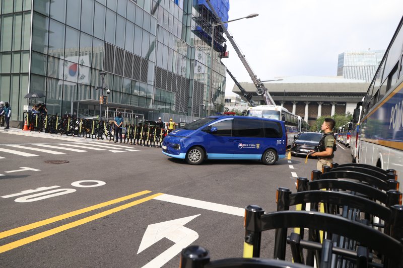 [서울=뉴시스] 김명원 기자 = 구속된 김건희 여사를 태운 법무부 호송차가 18일 오전 김건희특검(특별검사 민중기) 사무실이 설치된 서울 종로구 KT광화문빌딩 웨스트에 도착하고 있다. 2025.08.18. kmx1105@newsis.com