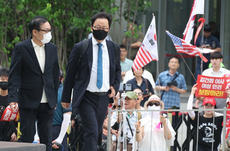 [서울=뉴시스] 김명원 기자 = 건진법사 전성배씨가 18일 오전 서울 종로구 KT 광화문빌딩 웨스트에 마련된 김건희 여사 의혹을 수사하는 민중기 특별검사 사무실에 도착해 들어서고 있다. 2025.08.18. kmx1105@newsis.com