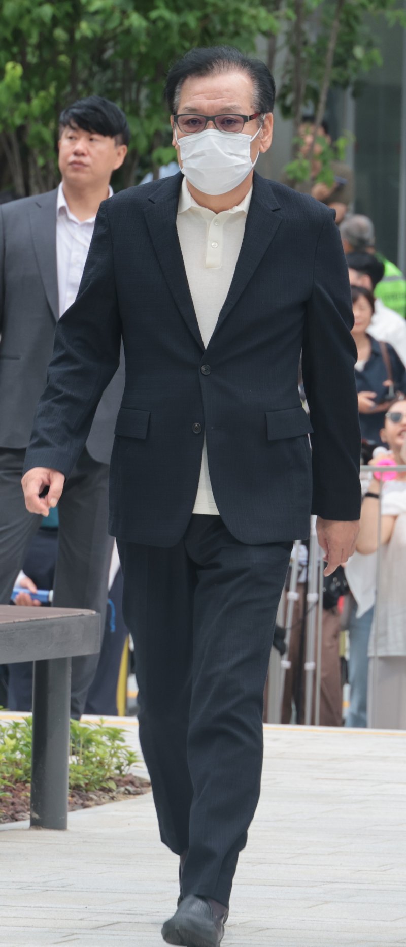 [서울=뉴시스] 김명원 기자 = ‘건진법사’ 전성배 씨가 18일 오전 서울 종로구 KT광화문빌딩 웨스트에 마련된 김건희 특검 사무실에 출석하고 있다. 이날 특검은 윤석열 전 대통령 부인 김건희 여사와 김 여사의 '집사'로 알려진 김예성 씨를 동시에 소환했다. (공동취재) 2025.08.18. photo@newsis.com