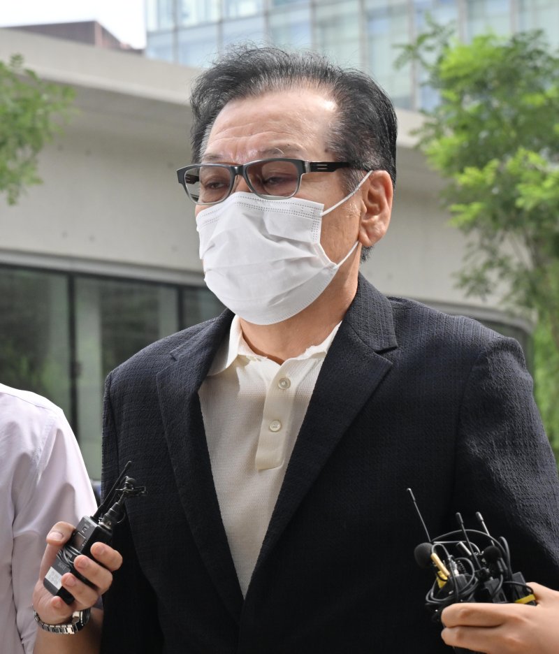 [서울=뉴시스] 김명원 기자 = ‘건진법사’ 전성배 씨가 18일 오전 서울 종로구 KT광화문빌딩 웨스트에 마련된 김건희 특검 사무실에 출석하고 있다. 이날 특검은 윤석열 전 대통령 부인 김건희 여사와 김 여사의 '집사'로 알려진 김예성 씨를 동시에 소환했다. (공동취재) 2025.08.18. photo@newsis.com