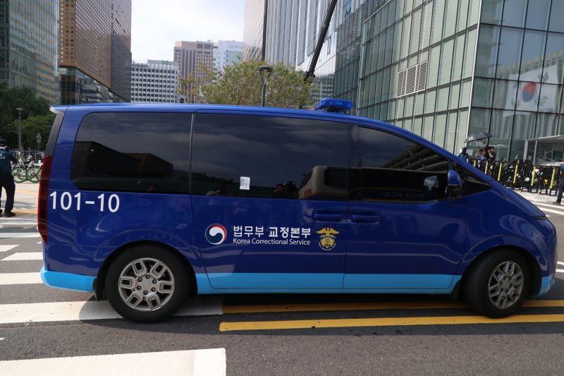 [서울=뉴시스] 김명원 기자 = 구속된 김예성씨를 태운 법무부 호송차가 18일 오전 김건희특검(특별검사 민중기) 사무실이 설치된 서울 종로구 KT광화문빌딩 웨스트에 도착하고 있다. (공동취재) 2025.08.18. photo@newsis.com