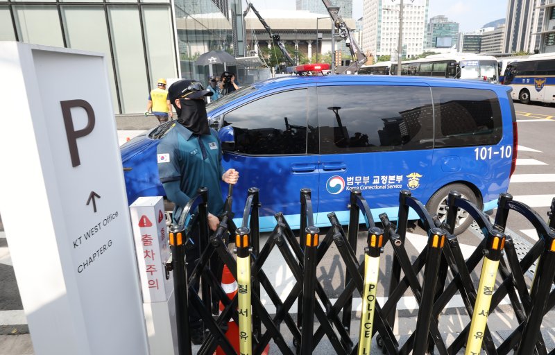 [서울=뉴시스] 김명원 기자 = 구속된 김예성씨를 태운 법무부 호송차가 18일 오전 김건희특검(특별검사 민중기) 사무실이 설치된 서울 종로구 KT광화문빌딩 웨스트에 도착하고 있다. (공동취재) 2025.08.18. photo@newsis.com