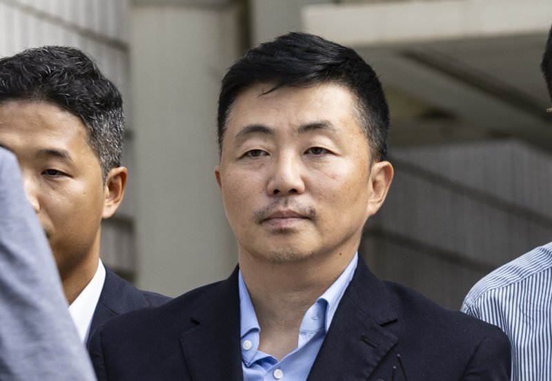 [서울=뉴시스] 김근수 기자 = 김건희 여사의 집사로 지목된 김예성씨가 15일 서울 서초구 서울중앙지법에 구속 전 피의자심문(영장실질심사)를 마치고 법원 청사를 나서고 있다. 2025.08.15. ks@newsis.com