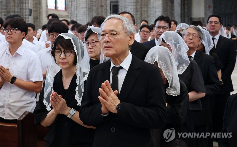 미사 드리는 유인촌 전 장관 (출처=연합뉴스)