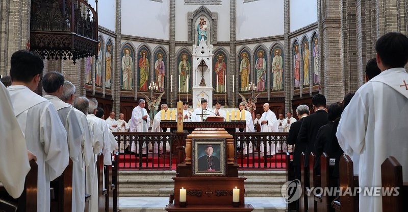 정순택 대주교, 고 유경촌 주교 장례미사 집전 (출처=연합뉴스)