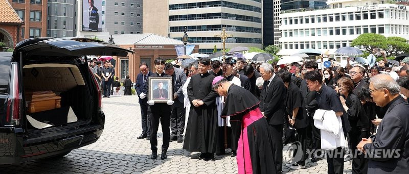 마지막 인사 (출처=연합뉴스)