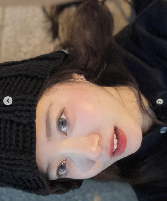 구혜선, 인파 속 바닥에 누워 셀카…여전한 '얼짱' 미모 [N샷]