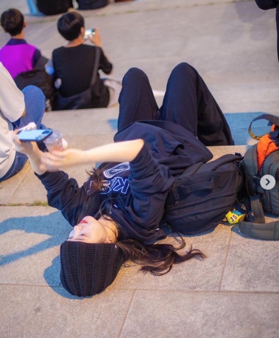 구혜선, 인파 속 바닥에 누워 셀카…여전한 '얼짱' 미모 [N샷]