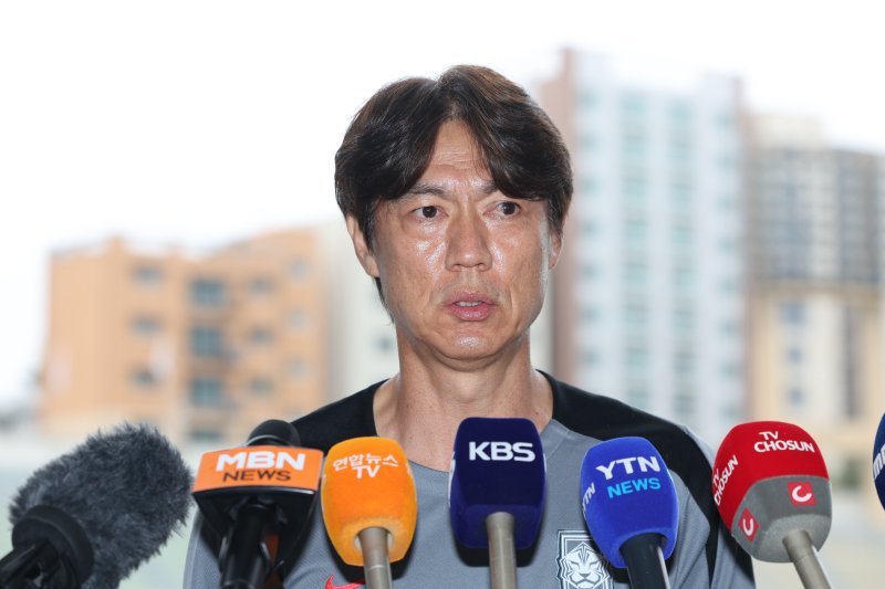 [성남=뉴시스] 황준선 기자 = 대한민국 남자 축구 국가대표팀 홍명보 감독이 14일 경기 성남시 성남종합운동장에서 공개훈련에 앞서 인터뷰를 하고 있다. 2025 EAFF(동아시아축구연맹) E-1 챔피언십(동아시안컵)에 출전하는 대한민국 남자 축구 국가대표팀은 오는 15일 용인미르스타디움에서 일본과 경기를 치른다. 2025.07.14. hwang@newsis.com