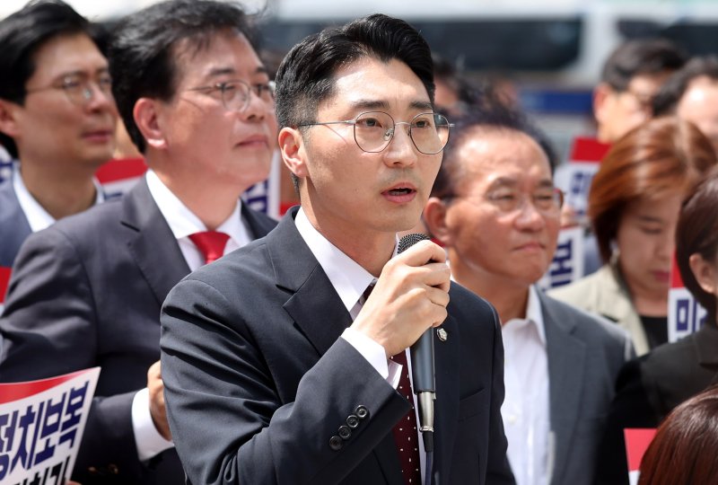 [서울=뉴시스] 추상철 기자 = 박준태 국민의힘 의원이 18일 오후 서울 종로구 KT 광화문빌딩 웨스트에 마련된 김건희 여사 의혹을 수사하는 민중기 특별검사 사무실 앞에서 열린 '국민의힘 현장 비상의원총회-야당탄압 정치보복 압수수색 항의방문'에서 발언을 하고 있다. 2025.08.18. scchoo@newsis.com